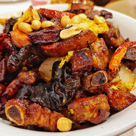 4B. The House Special Spareribs with Veggies 香锅排骨