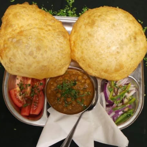 Chole Bhature (2 pcs)