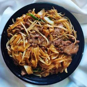 Stir-Fried Large Rice Noodles with Meat