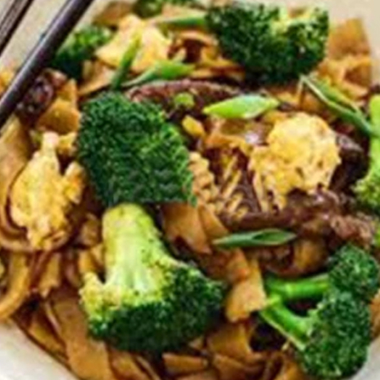 Stir-Fried Large Noodles with Broccoli and Meat