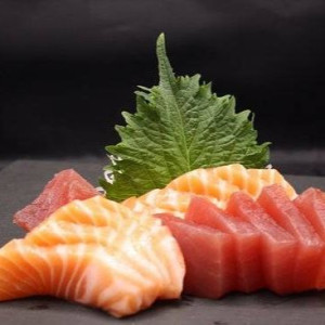 Tuna (4 pcs) and Salmon (4 pcs) Sashimi