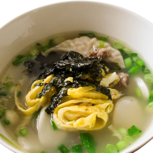 Rice Cake Dumpling Soup (Tteok Mandu Guk) 떡만두국 