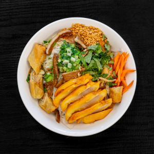 33D. Grilled Chicken, Grilled Pork & Spring Rolls (2 pcs) on Rice Vermicelli