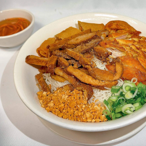 33A. Grilled Beef & Spring Rolls (2 pcs) on Rice Vermicelli