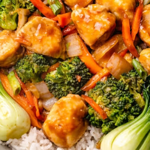 Seasonal Vegetables Stir-Fry with Chicken and Steamed Rice / 时令蔬菜炒配米饭