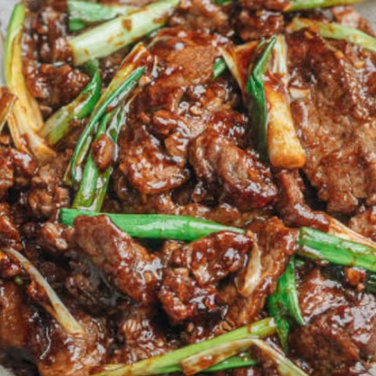 Mongolian Beef with Steamed Rice / 葱爆牛肉