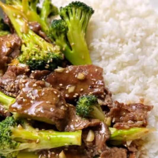 Beef & Broccoli with Steamed Rice / 西兰花牛肉配米饭