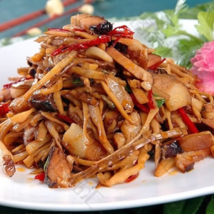 S36. Smoked Pork with Bamboo Shoots 川湘烟筍腊肉