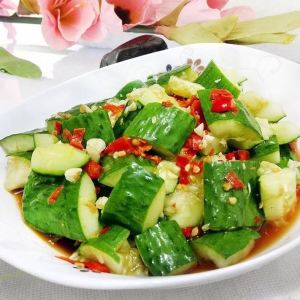 A2. Cucumber with Garlic 拍蒜食用黃瓜