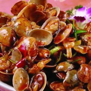 S8. Clams with Chili Sauce 红油淋海蚬