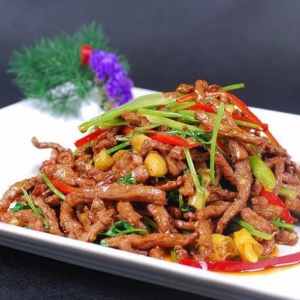 S21. Shredded Beef with Wild Pepper 野山椒牛肉