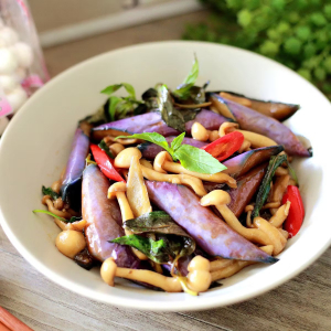 S35. Mushrooms with Eggplant in Spicy Sauce 什菌茄子