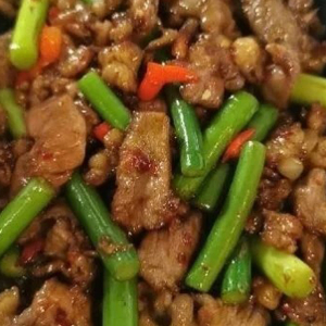 Lamb Served on Sizzling Iron Plate 铁板羊肉