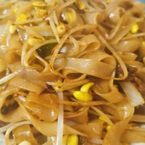 Stir-Fried Rice Noodles with Beef & Soya Sauce 干炒牛河