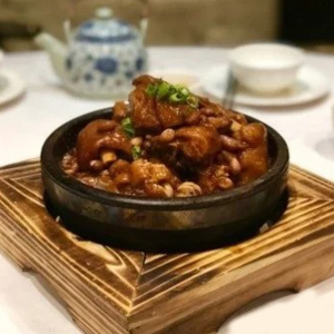Braised Pig's Trotters with Fermented Red Bean Curd 南乳猪手