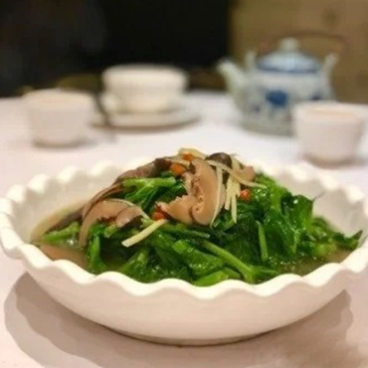 Stir-Fried Snow Pea Leaves with Mushrooms 皇子菇扒豆苗