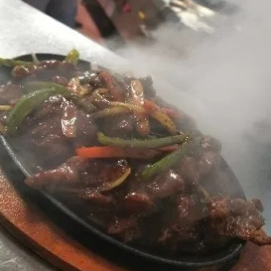 Beef Tenderloin with Black Pepper Sauce Served on Sizzling Plate 铁板黑椒牛柳