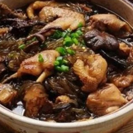 Fried Chicken with Mushroom Soup in Pot
