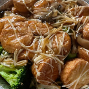 075. Egg Roll Tofu with Enoki Mushrooms 金菇扒玉子豆腐