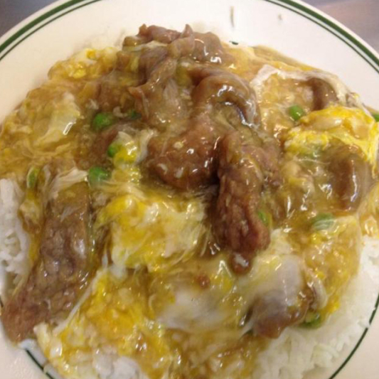 144. Beef in Swirl Egg on Rice 滑蛋牛肉飯
