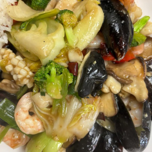 16. Rice with Assorted Seafood / Arroz con Mariscos Variados 
