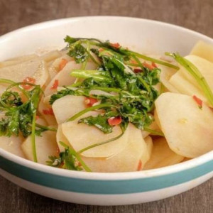 Sliced Potato with Homemade Chili Sauce 口味土豆片
