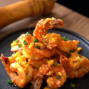 Shrimp in Salty Egg Yolk 金沙焗虾球