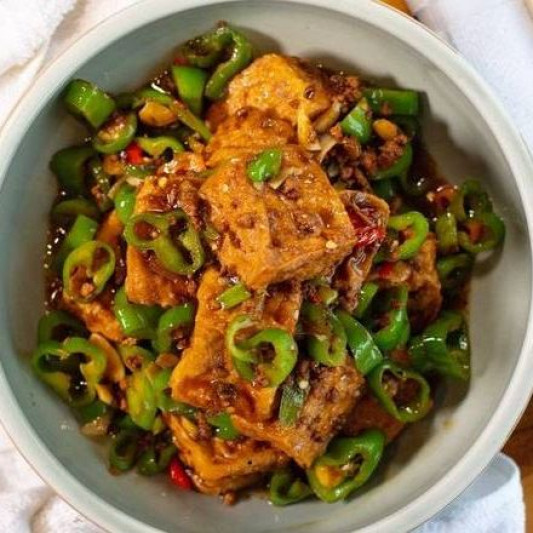 Braised Tofu with Grind Pork & Homemade Sauce 青椒油焖豆腐