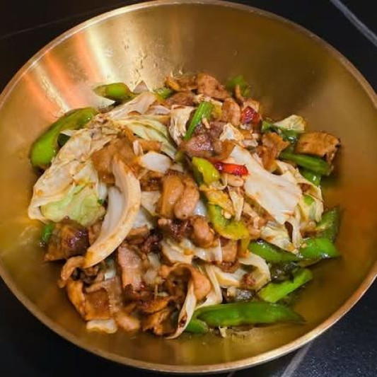Stir-Fried Cabbage with Pork & Green Pepper 五花肉呛炒高丽菜