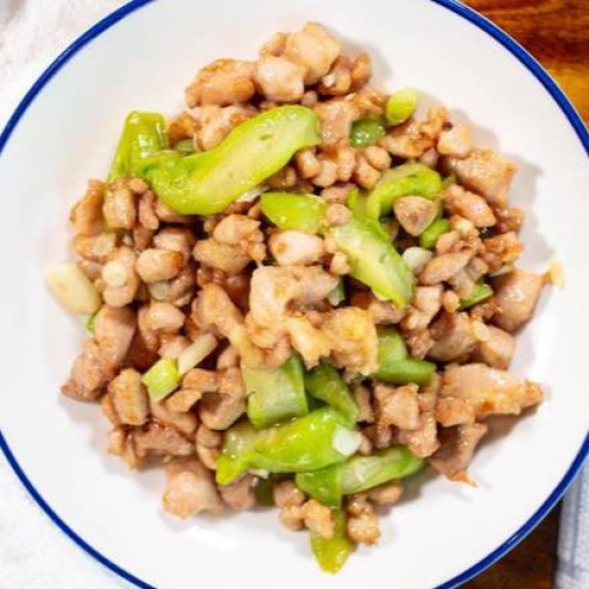 Stir-Fried Chicken Dices with Chinese Zucchini 丝瓜滑鸡