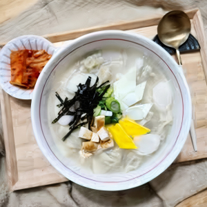 Rice Cake Dumpling Soup / 떡만두국 / 年糕饺子汤