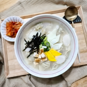 Tteok Mandu Guk / 떡만두국 / 年糕饺子汤