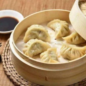 Steamed Beef with Carrot and Onion Dumplings (12 pcs) / 牛肉胡萝卜大葱蒸饺 (12个)