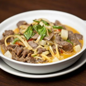 57. Sauteed Beef with Fresh Chilies, Basil Leaves in Tha&iuml; Spicy Sauce / B&oelig;uf saut&eacute; aux piments frais et feuilles de basilic dans une sauce tha&iuml; &eacute;pic&eacute;e