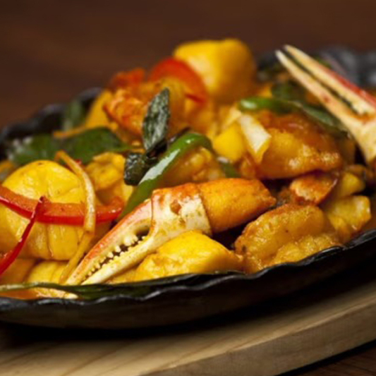 25. Sizzling Mixed Seafood with Coconut Milk Sauce & Basil Leaves / Combinaison de fruits de mer dans une sauce piment&eacute;e au lait de coco et aux feuilles de basilic
