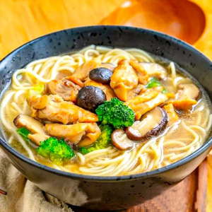 2. Chicken Leg on Noodles 雞腿麵