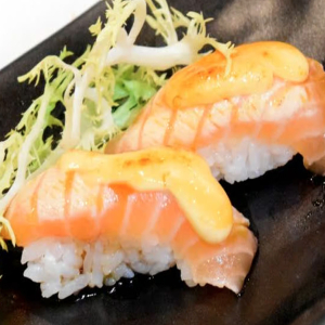 #32. Nigiri au saumon flamb&eacute; (2 mcx) / Flamb&eacute; Salmon Nigiri (2 pcs)
