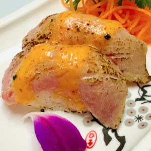 #36. Nigiri au thon flamb&eacute; (2 mcx) / Torched Tuna Nigiri (2 pcs)