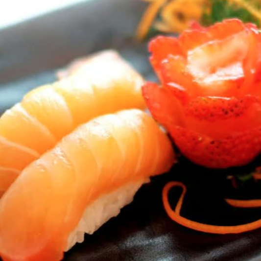 #30. Nigiri au saumon frais (2 mcx) / Fresh Salmon Nigiri (2 pcs)