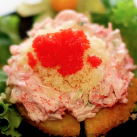 #90. Salade &agrave; la goberge de crabe sushi pizza (2 mcx) / Sushi Pizza with Imitation Crab Salad (2 pcs)