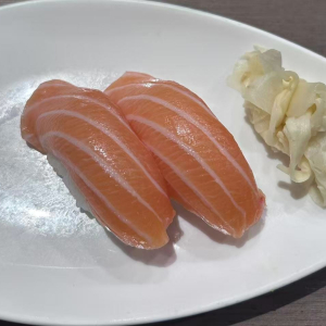 Salmon Sushi (2 pcs)