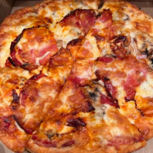 Ham, Pepperoni & Mushrooms Pizza