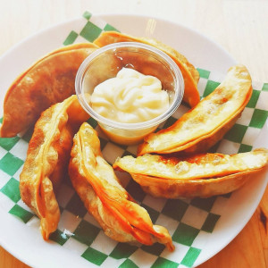 Dumplings au poulet frit (6 mcx) / Fried Chicken Dumplings (6 pcs)