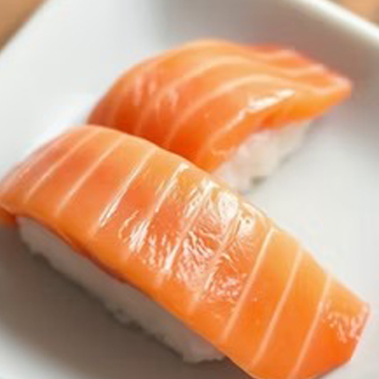Salmon Sushi (2 pcs)