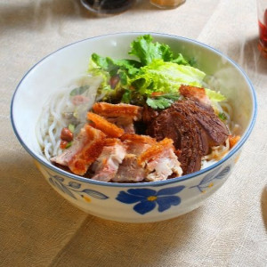 Classic Rice Noodle Soup with Beef and Crispy Pork