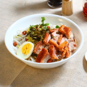 Classic Crispy Pork Rice Noodles with Sauce