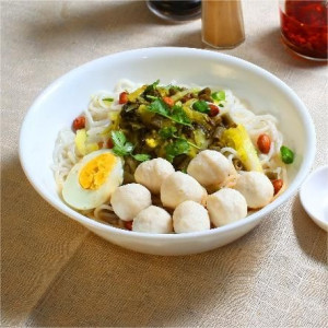 Fish Ball Rice Noodles with Sauce
