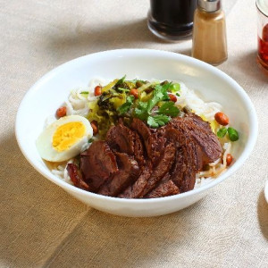 Classic Beef Rice Noodles with Sauce
