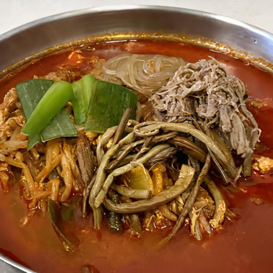 Spicy Beef and Vegetable Soup (Yukgaejang) / 육개장 
