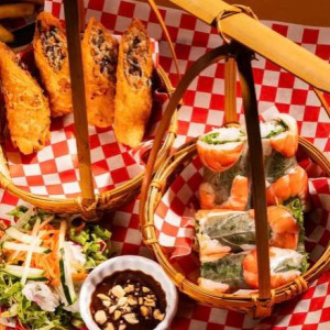 A03. Combo Spring Rolls (2 pcs) & Fresh Summer Rolls (2 pcs) / Combo Chả Gi&ograve; & Gỏi Cuốn / 炸春卷 + 越式春卷